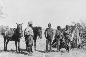 1) Zdjęcie z 1934 r., Źródło zdjęcia: Narodowe Archiwum Cyfrowe (NAC), Opis: „Podróżnik Kazimierz Nowak w drodze do Gór Czarnych, siedzi na kamieniu za nim rower”. „Fotografia wykonana przez Kazimierza Nowaka w trakcie jego podróży przez Afrykę”.