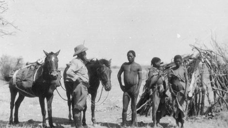 1) Zdjęcie z 1934 r., Źródło zdjęcia: Narodowe Archiwum Cyfrowe (NAC), Opis: „Podróżnik Kazimierz Nowak w drodze do Gór Czarnych, siedzi na kamieniu za nim rower”. „Fotografia wykonana przez Kazimierza Nowaka w trakcie jego podróży przez Afrykę”.